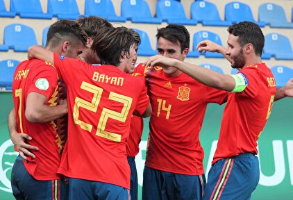 Los chicos de la sub 19 celebran un tanto. |  Real Federación Española de Fútbol