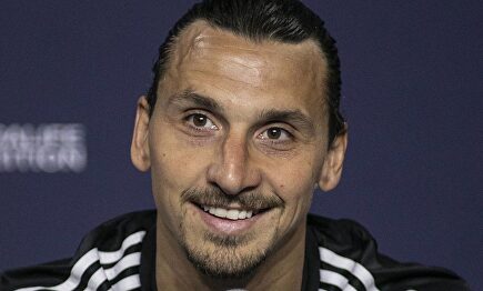 Ibra le gana el pique a Carlos Vela. |  Cordon Press