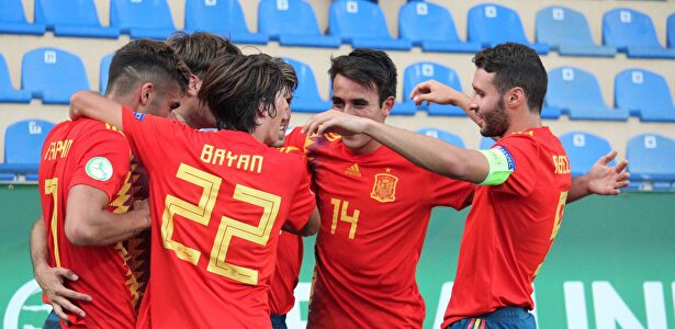 Los chicos de la sub 19 celebran un tanto. |  Real Federación Española de Fútbol