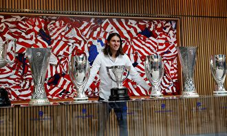 Filipe Luis posa con todos los trofeos logrados con el Atlético. |  EFE
