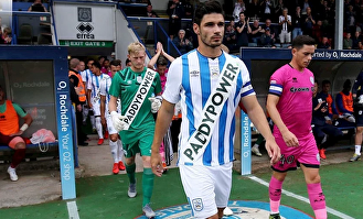 La camiseta de la discordia y que ha puesto patas arriba las redes sociales. |  Huddersfield Town