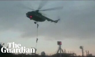 El momento en que tropas iraníes asaltaron el buque británico en el estrecho de Ormuz