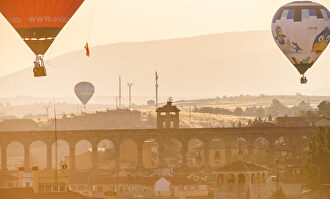 Decenas de globos llenan el cielo de Segovia en un espectacular festival