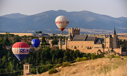Decenas de globos llenan el cielo de Segovia en un espectacular festival