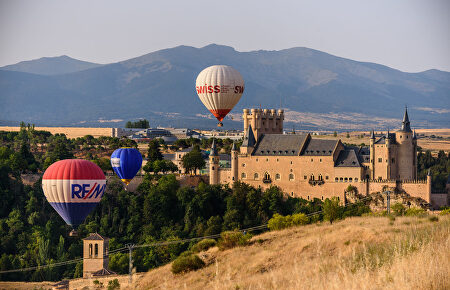 Decenas de globos llenan el cielo de Segovia en un espectacular festival