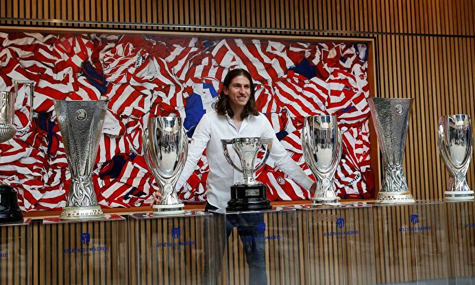 Filipe Luis posa con todos los trofeos logrados con el Atlético. |  EFE