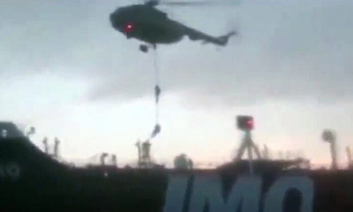 Momento del asalto al barco |  EFE