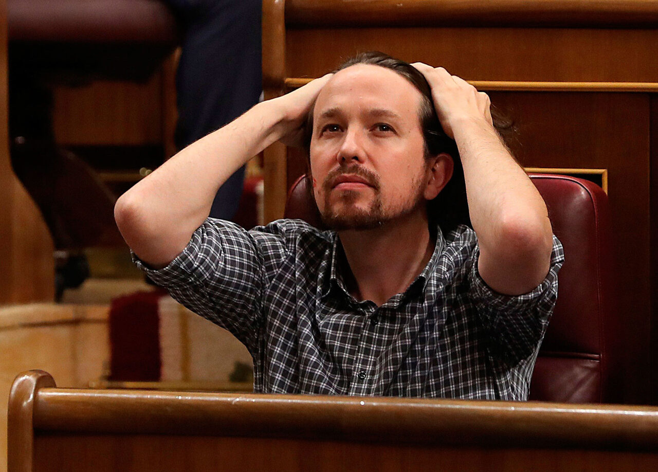 Iglesias siguiendo el debate en su escaño. |  EFE