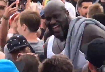 Shaquille O'Neal dándolo todo en Tomorrowland