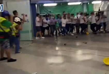 Brutal ataque a decenas de manifestantes que pedían democracia en Hong Kong