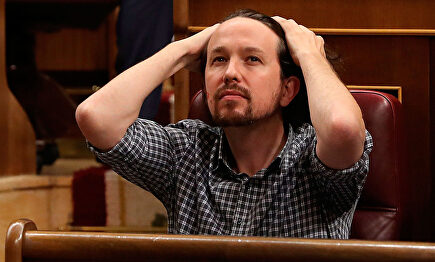 Iglesias siguiendo el debate en su escaño. |  EFE