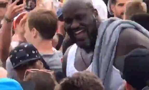 Shaquille O'Neal dándolo todo en Tomorrowland