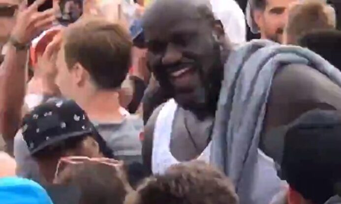 Shaquille O'Neal dándolo todo en Tomorrowland