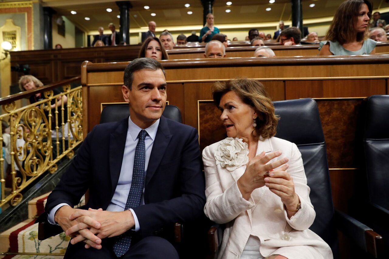 Pedro Sánchez y Carmen Calvo en la sesión de investidura. |  EFE