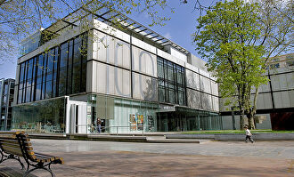 Fachada del edificio moderno y actual entrada |  Wikipedia