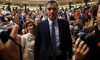 El presidente Pedro Sánchez seguido de la vicepresidenta Carmen Calvo | EFE