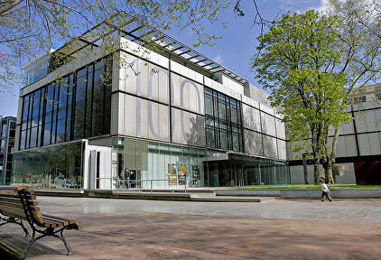 Fachada del edificio moderno y actual entrada |  Wikipedia