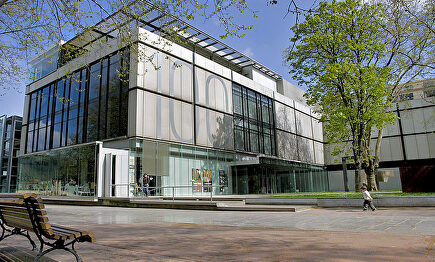 Fachada del edificio moderno y actual entrada |  Wikipedia