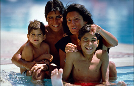 Carmina Ordoñez en 1987, acompañada de sus tres hijos |  Gtres