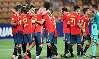 Los jugadores de España se abrazan tras un nuevo éxito |  EFE