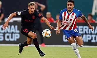 Marcos Llorente, roja a los 24 minutos. |  EFE