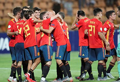 La selección sub-19 celebrando su pase a la final del europeo. |  EFE