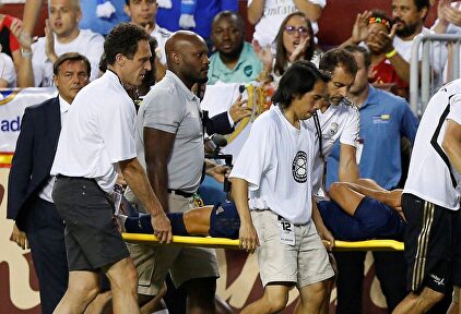 Marco Asensio es retirado en camilla tras la lesión. |  Cordon Press