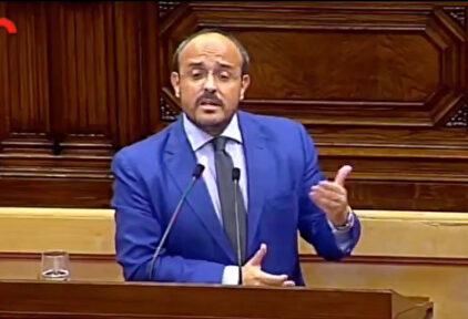Alejandro Fernández le canta a Torra una de Manolo Escobar en el Parlamento Catalán