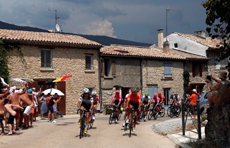 El Tour de Francia expulsa a dos ciclistas por un desagradable incidente