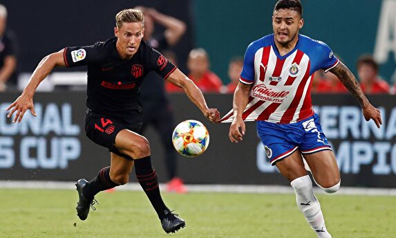 Marcos Llorente, roja a los 24 minutos. |  EFE