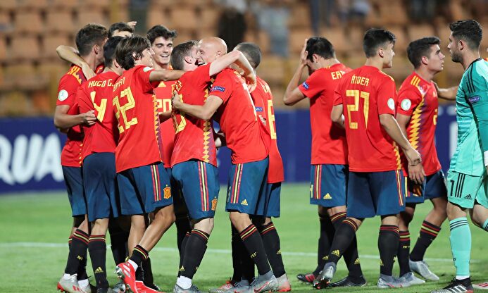 Los jugadores de España se abrazan tras un nuevo éxito |  EFE