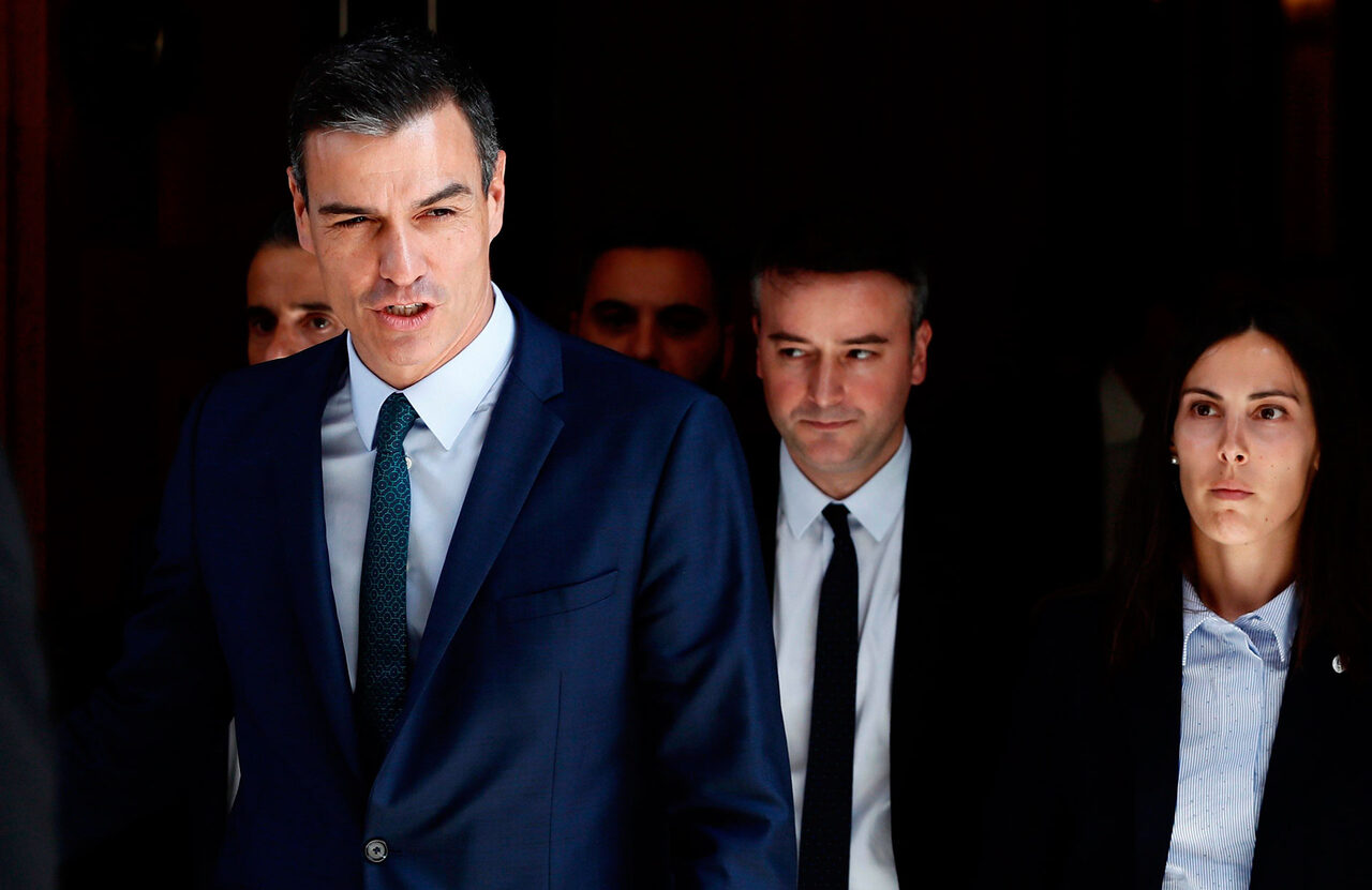 Iván Redondo (atrás) y Pedro Sánchez |  EFE