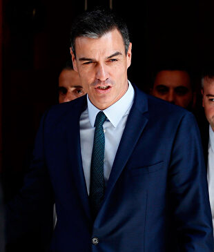 Iván Redondo (atrás) y Pedro Sánchez |  EFE
