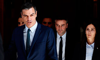 Pedro Sánchez e Iván Redondo saliendo del Congreso. |  EFE