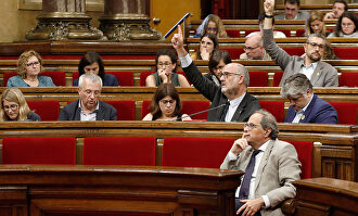 Diputados del Parlament votando este jueves en el pleno. |  EFE