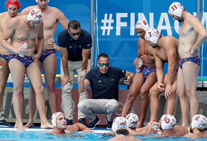 David Martín da instrucciones a sus pupilos durante la semifinal contra Croacia. |  EFE