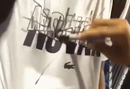 Kyrgios vuelve a la carga: destroza una camiseta de Djokovic