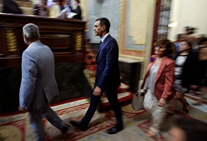 Pedro Sánchez entra al hemiciclo del Congreso seguido de Carmen Calvo. |  EFE