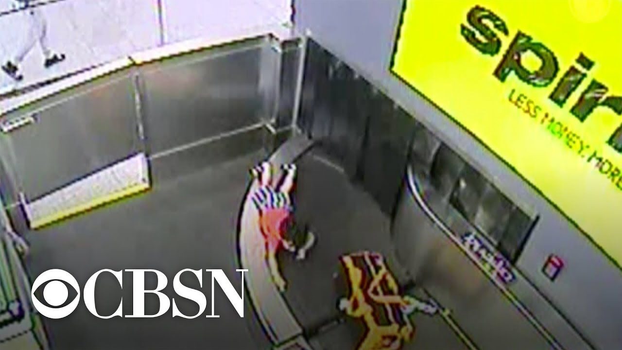 Un niño es 'atrapado' por la cinta transportadora de las maletas en un aeropuerto 