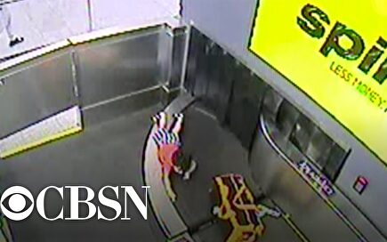Un niño es 'atrapado' por la cinta transportadora de las maletas en un aeropuerto 