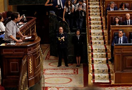 El comunista Pablo Iglesias y, a la derecha, el socialista Pedro Sánchez. | EFE