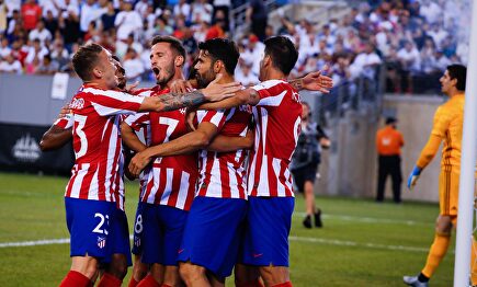 Los jugadores rojiblancos celebran uno de los tantos cosechados |  EFE