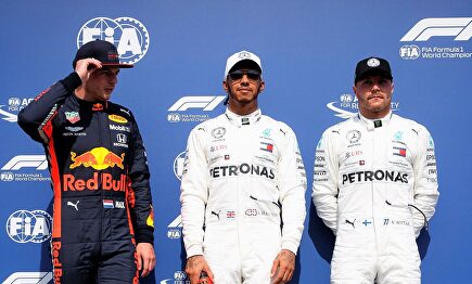 Lewis Hamilton (c) posa junto a Verstappen (i) y Bottas. |  EFE