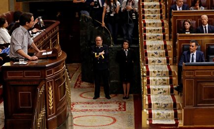 Pedro Sánchez escucha a Pablo Iglesias durante su intervención en la tercera jornada del debate de investidura, este jueves, en el Congreso. |  EFE
