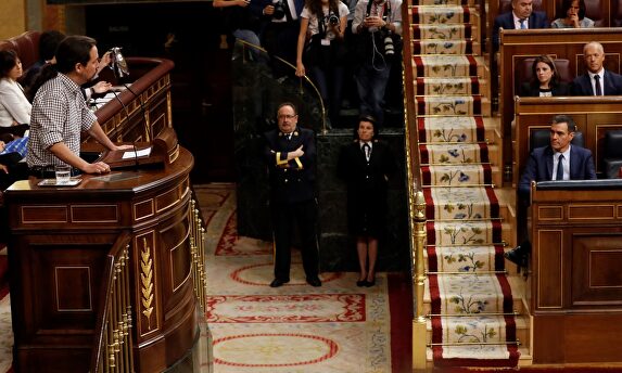 Pedro Sánchez escucha a Pablo Iglesias durante su intervención en la tercera jornada del debate de investidura, este jueves, en el Congreso. |  EFE