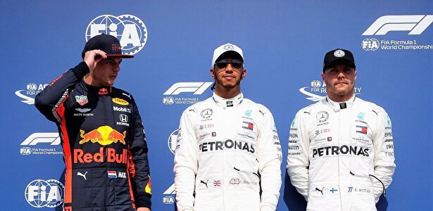 Lewis Hamilton (c) posa junto a Verstappen (i) y Bottas. |  EFE