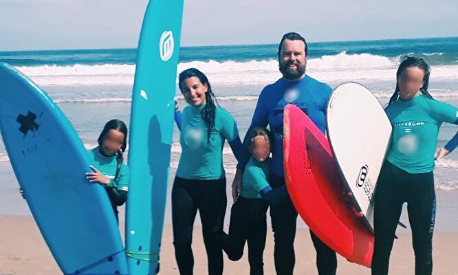 La familia al completo, surfeando en otra ocasión |  Instagram
