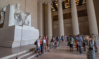 El interior del Monumento a Lincoln, con su gigantesca estatua de blanco mármol. |  C.Jordá