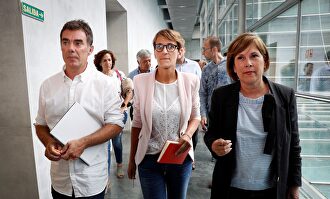 Chivite, con los representantes de Geroa Bai y Podemos. |  EFE