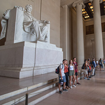 El interior del Monumento a Lincoln, con su gigantesca estatua de blanco mármol. |  C.Jordá